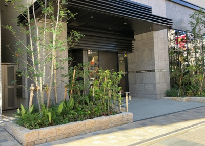 【ロビー】 | エクセレントシティ本厚木駅前 | ラウンジは、マンションの共用スペースに椅子やテーブルなどを配置した利用者が寛げる空間です。屋内型ラウンジと屋外型ラウンジがあります。共用部分の管理状況と合わせて、詳細については現地でご確認ください。