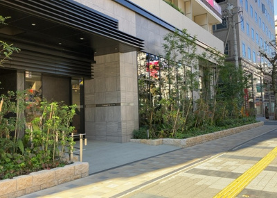 【ロビー】 | エクセレントシティ本厚木駅前 | ロビーというと、エントランスと何がちがうの？と思いますよね。実はロビーとエントランスには明確な決まりはありません。物件によっては、エントランスを入って広がるある程度の広さのある空間がロビーとなります。