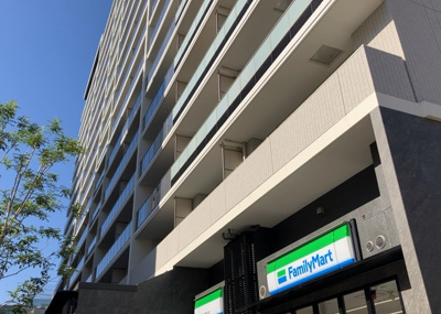 【バルコニー】 | エクセレントシティ本厚木駅前 | 一般的なバルコニーは、奥行1.5ｍ程ですが、ワイルドバルコニーは2ｍまで広がっています。そのため洗濯物の間隔をあけ干すことができ、乾きやすいというメリットや、ガーデニングが楽しめる等の特徴があります。