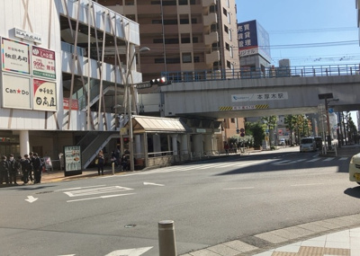 【展望】 | エクセレントシティ本厚木駅前 | 眺望の良さを楽しめるダイニングキッチンで家族団らんの時間を過ごしてはいかがでしょうか。バルコニーから見える景色を家族で眺める時間は、時間が経つのを忘れてしまいそうですね。是非、現地を見に行きましょう！