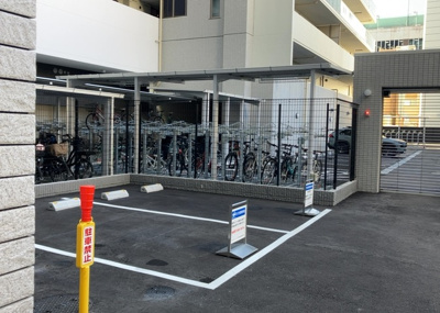 【駐車場】 | エクセレントシティ本厚木駅前 | 車一台あたりに必要なスペースは、標準サイズの普通自動車で横幅2m50cm、長さ5mは必要になります。ただし、乗降のことも考慮して横幅3m30cm、長さ5m50cmほどは確保できるところを選びましょう。