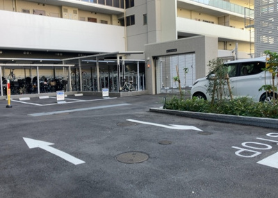 【駐車場】 | エクセレントシティ本厚木駅前 | 駐車場と明記されていても、最小スペースでつくられた駐車場だと大型車は駐車できなかったり、出入りしにくくなったりする可能性があります。お車のサイズと購入したい物件の駐車場のサイズを現地で確認しましょう。