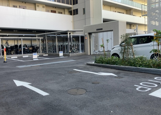 【駐車場】 | エクセレントシティ本厚木駅前 | 駐車場と明記されていても、最小スペースでつくられた駐車場だと大型車は駐車できなかったり、出入りしにくくなったりする可能性があります。お車のサイズと購入したい物件の駐車場のサイズを現地で確認しましょう。