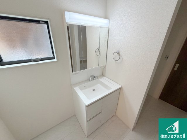 姫路市保城　第3期　新築一戸建ての独立洗面台|清潔感のある洗面台です。フラットな鏡は掃除がしやすく毎日清潔！鏡裏には収納があるのでスッキリとした洗面台が保てます。