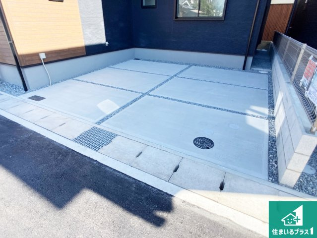 姫路市保城　第3期　新築一戸建ての駐車場|並列２台駐車可能！ゆとりの駐車スペースで車庫入れもスムーズ！