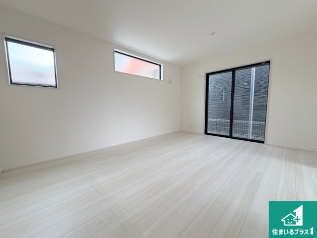 姫路市保城　第3期　新築一戸建ての和室|寝室は心地よい眠りについてもらいたくて、シンプルかつ開放的な空間な設計にしています！大きな窓から差し込む日が心地いいです♪