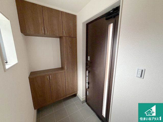 姫路市保城　第3期　新築一戸建ての玄関|シューズボックスにはたくさんの靴が収納できるので玄関周りはいつもスッキリ！ご家族が増えても安心！