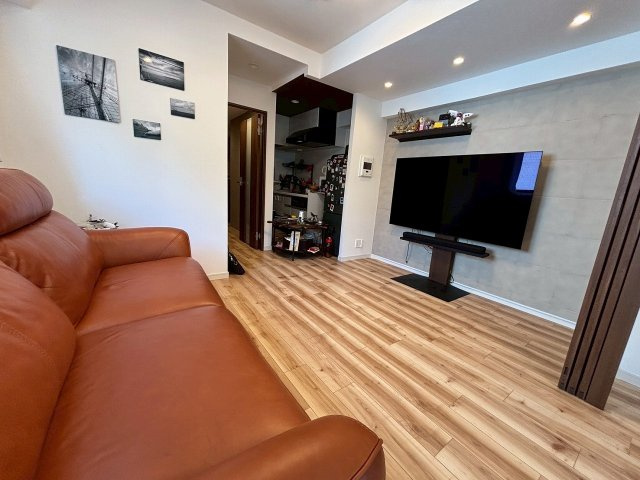 【キッチン】 | ライオンズマンション高円寺第2 | アクセントクロスがとてもおしゃれなリビング♪正形なので家具やソファの配置にも万能です！お好きなレイアウトでくつろぎのスペースを！！