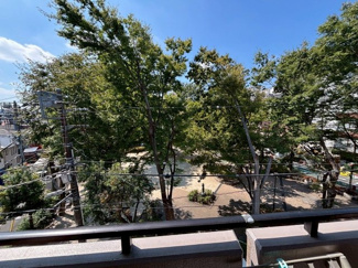 【展望】 | 南向きベランダから見える景色は、公園の緑達！駅3分とは思えないこのスチエーション♪とても静かな住環境が手に入ります。
