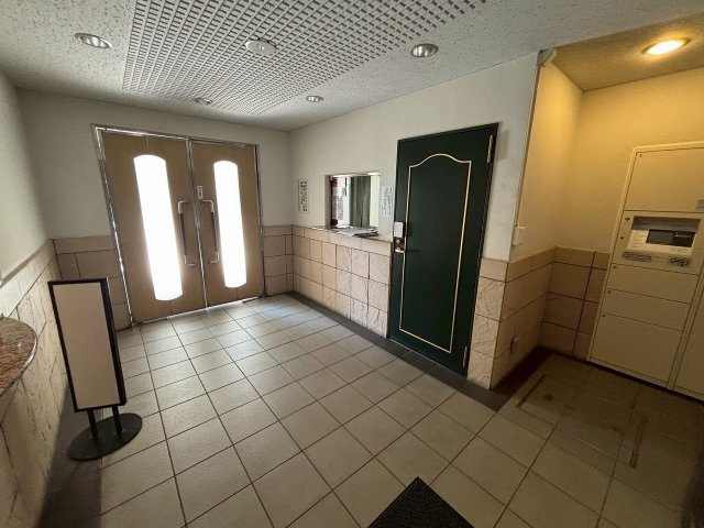 【エントランス】 | ライオンズマンション高円寺第2 | 落ち着きのあるエントランスで来訪されたお客様を暖かくおむかえ致します。