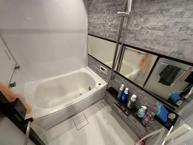 【浴室】 | ライオンズマンション高円寺第2 | 1216を採用です。浴室換気暖房乾燥機能搭載です♪雨降りのお洗濯には力強いアイテムで寒い時期でも暖かい浴室での入浴が可能です♪