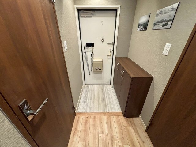 【玄関】 | ライオンズマンション高円寺第2 | 落ち着いた色味で統一された玄関スペース。シューズBOX付で収納力もあり、スッキリとした印章です♪
