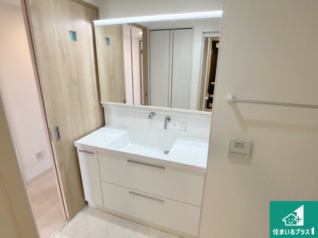 須磨シーサイドヒルズIの独立洗面台|清潔感のある洗面台です。フラットな鏡は掃除がしやすく毎日清潔！鏡裏には収納があるのでスッキリとした洗面台が保てます。