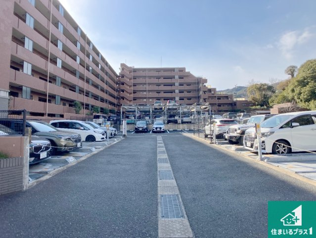 須磨シーサイドヒルズIの外観|周辺は閑静な住宅街！前面道路広々で車の出し入れも便利です。駐車が苦手な方でも安心して車庫入れできます！