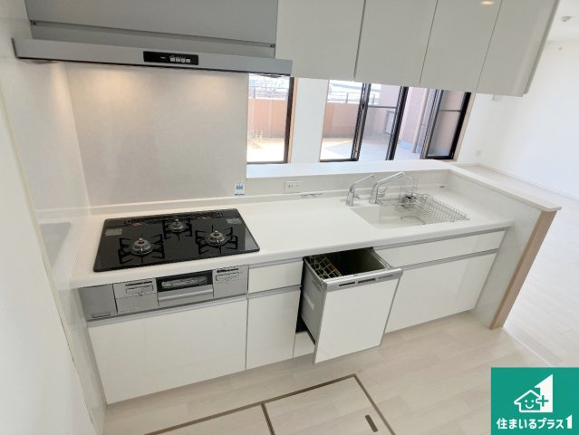 須磨シーサイドヒルズIのキッチン|子供を見守りながらお料理が出来るため家族のコミュニケーションか増えます♪スペースが広く確保されている為お子様が大きくなったときは一緒に料理を楽しめます♪