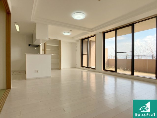 須磨シーサイドヒルズIの居間・リビング|明るいリビングで朝の目覚めもスッキリできそう！対面キッチンでご家族のコミュニケーションも自然と増える設計！小さなお子様が遊ぶスペースを作っても広々とくつろげるLDK！