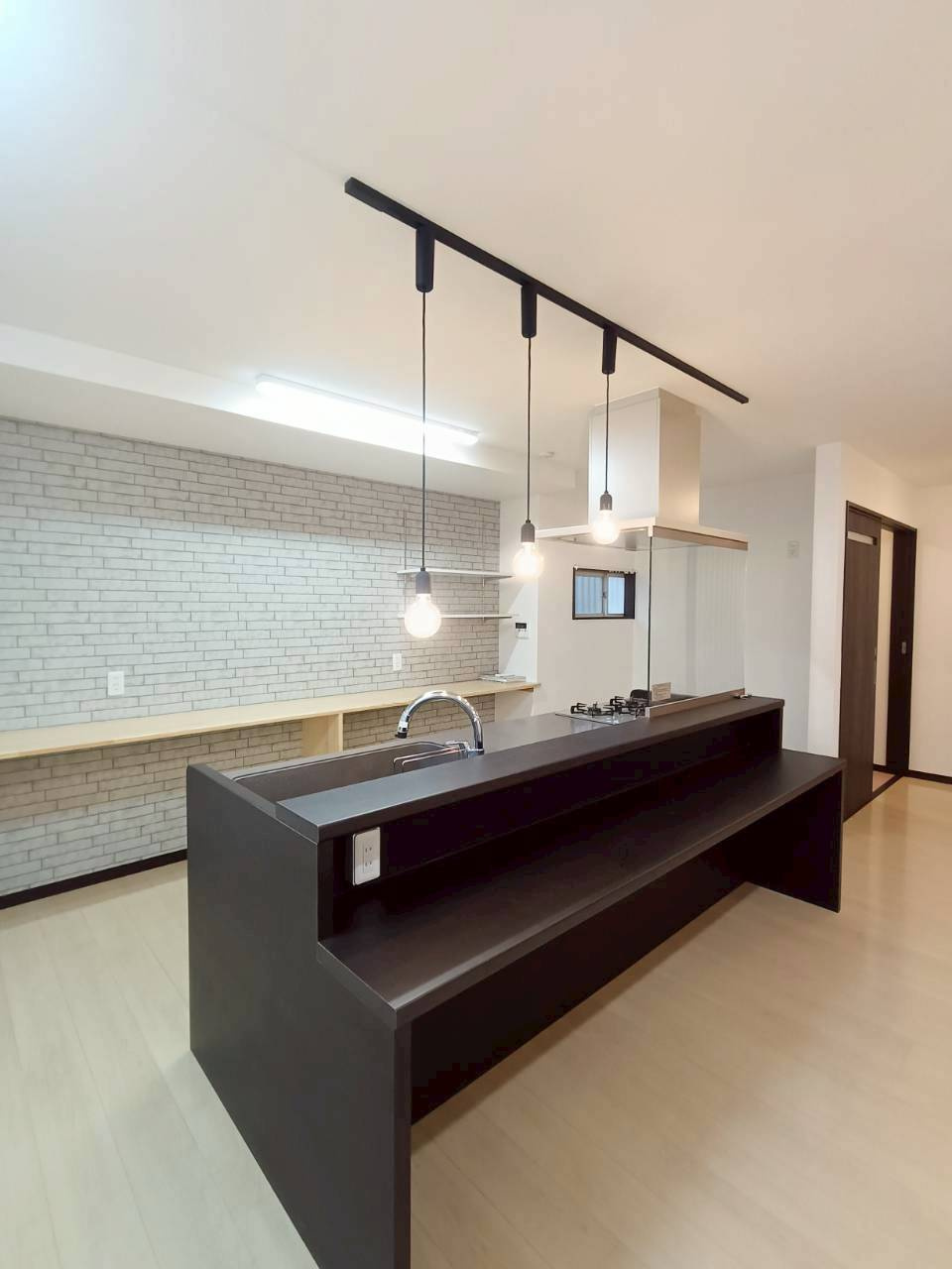 三郷市　戸ケ崎2丁目　中古戸建のキッチン|キッチンスペースも広く、ご夫婦二人でキッチンに立っても問題ありませんよ