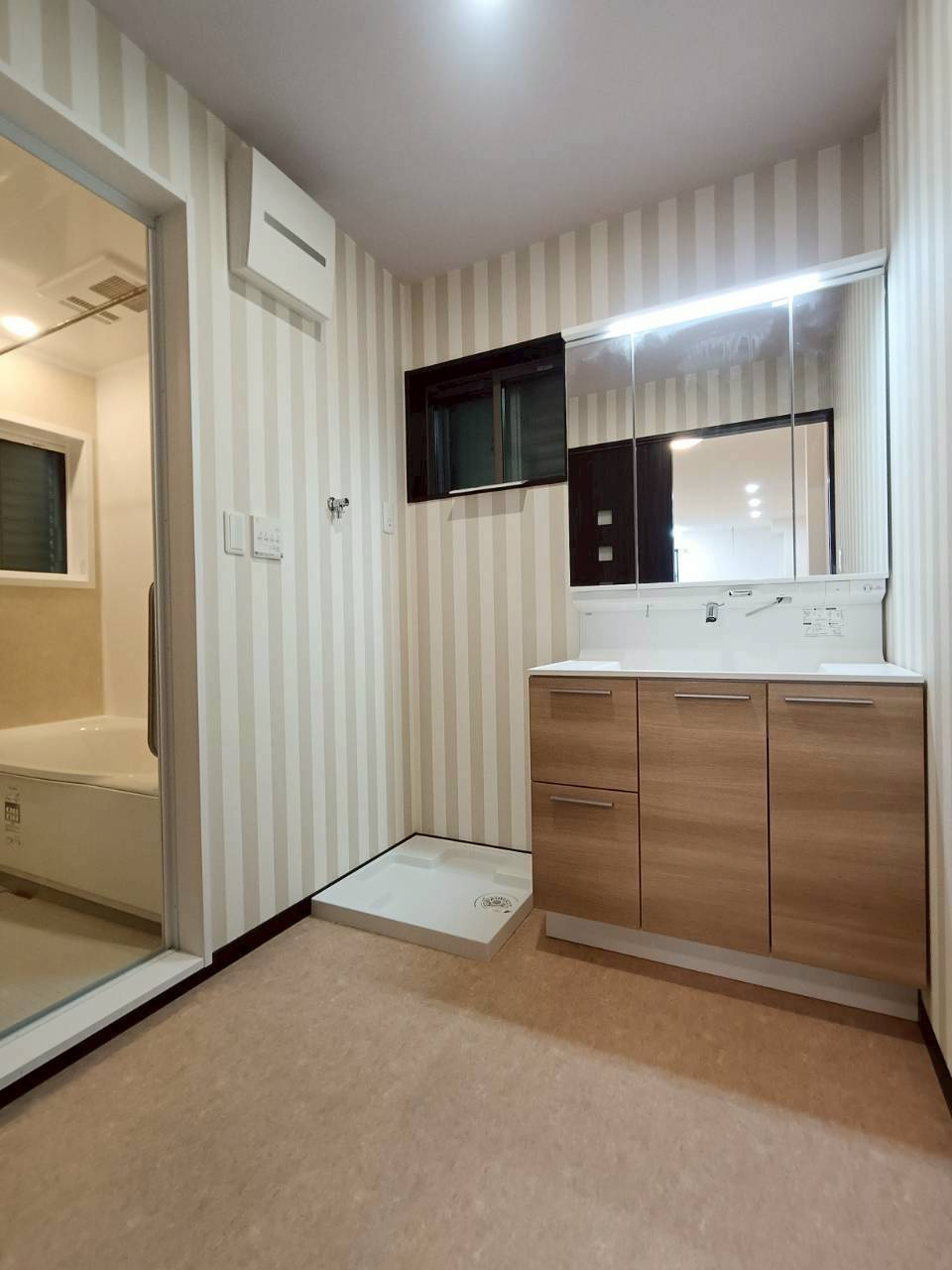 三郷市　戸ケ崎2丁目　中古戸建の洗面所|洗面スペースは収納が豊富でゆとりの広さになっております