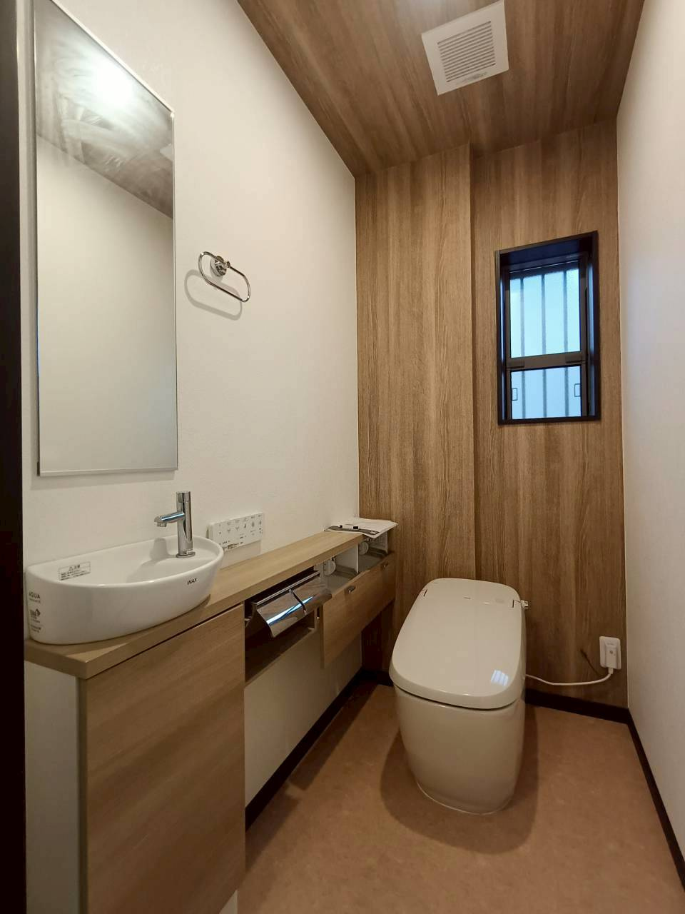 三郷市　戸ケ崎2丁目　中古戸建のトイレ|窓があるのでこもりやすい空気の入れ替えも簡単に行えますね