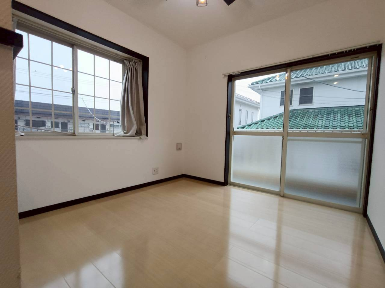 三郷市　戸ケ崎2丁目　中古戸建の洋室|大きな窓は陽当りにに加えて通気性能を上げてくれます