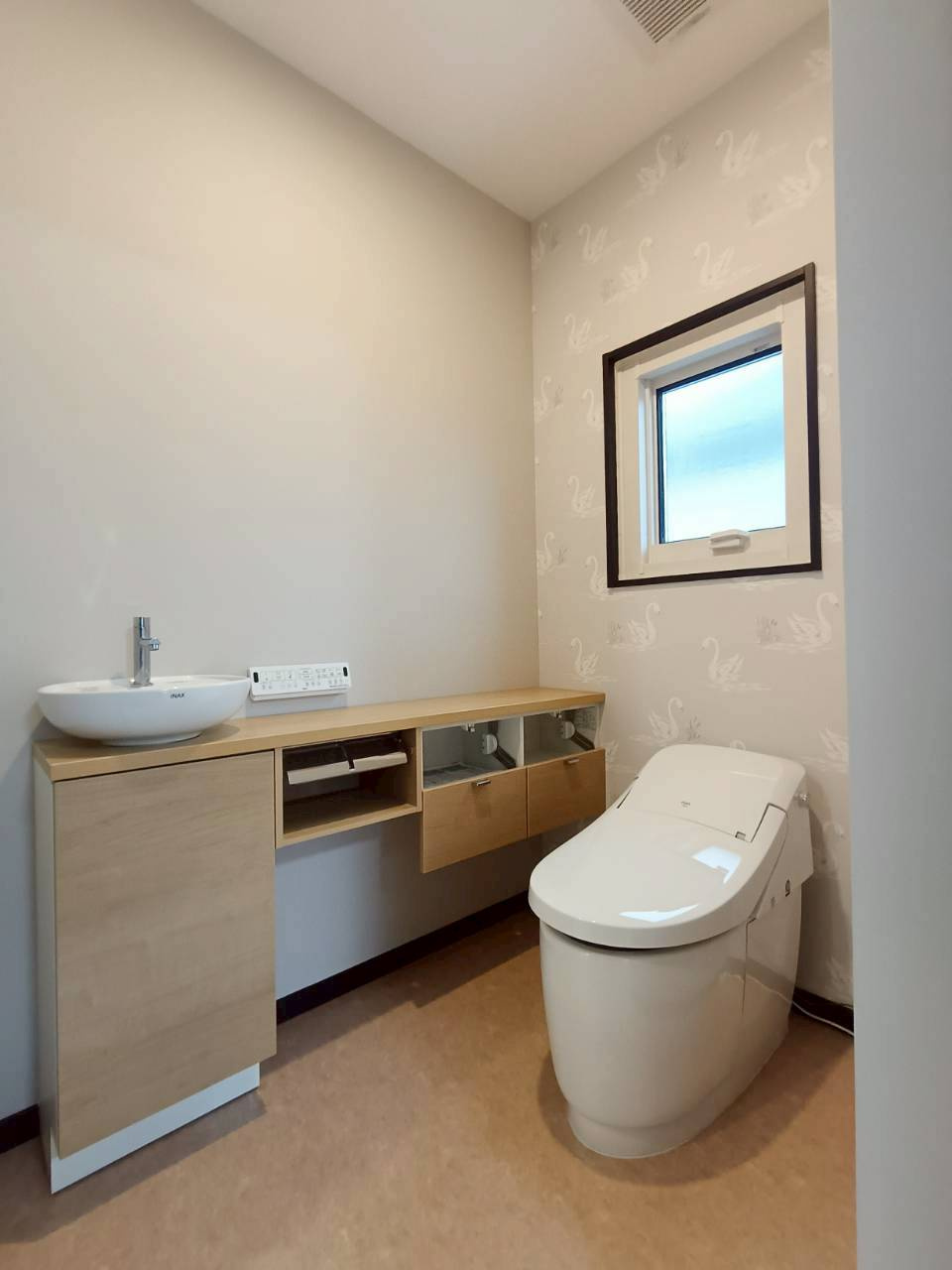 三郷市　戸ケ崎2丁目　中古戸建のトイレ|小窓をつけて明るさをプラス！温水洗浄便座付きです