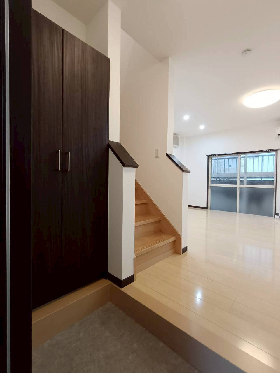 三郷市　戸ケ崎2丁目　中古戸建の玄関|ゆったりとした玄関です