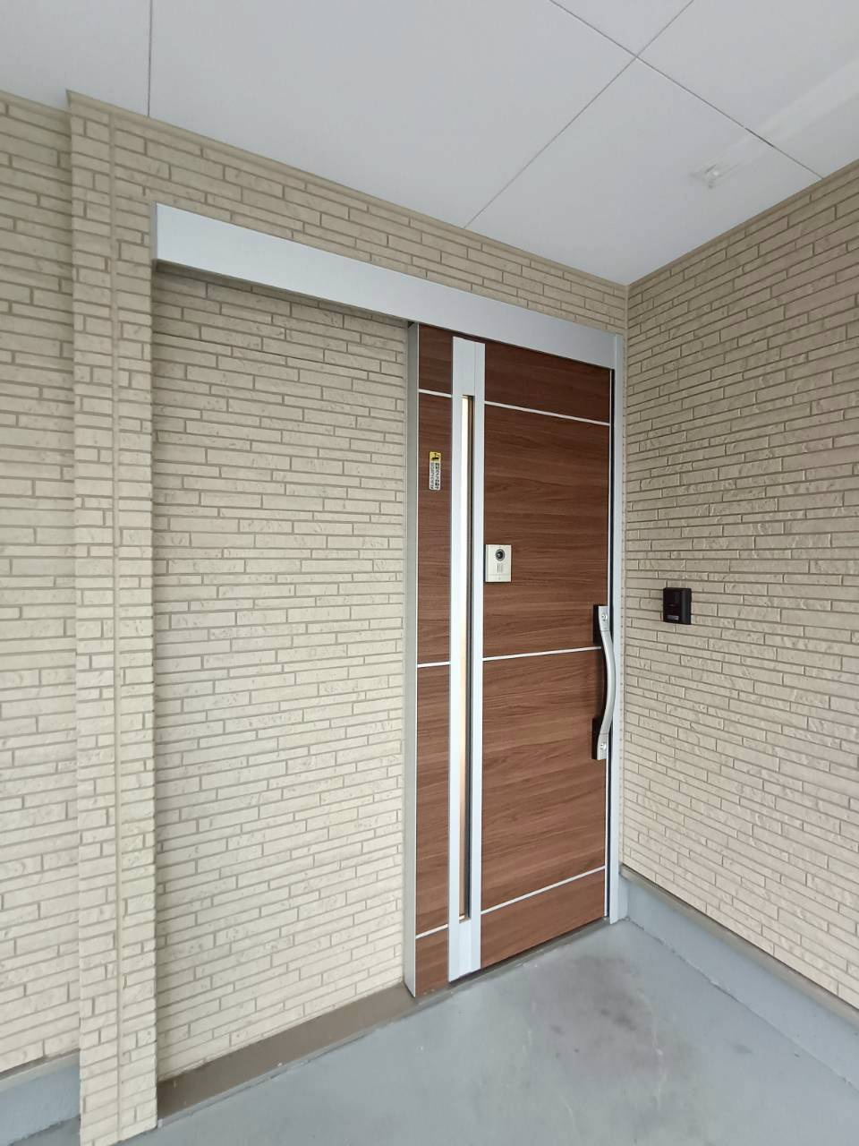 三郷市　戸ケ崎2丁目　中古戸建の玄関|引き戸タイプの玄関ドアです