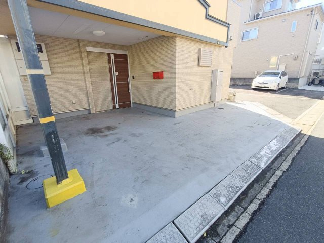 三郷市　戸ケ崎2丁目　中古戸建の駐車場|駐車場があるので、車を買う予定の方も安心です