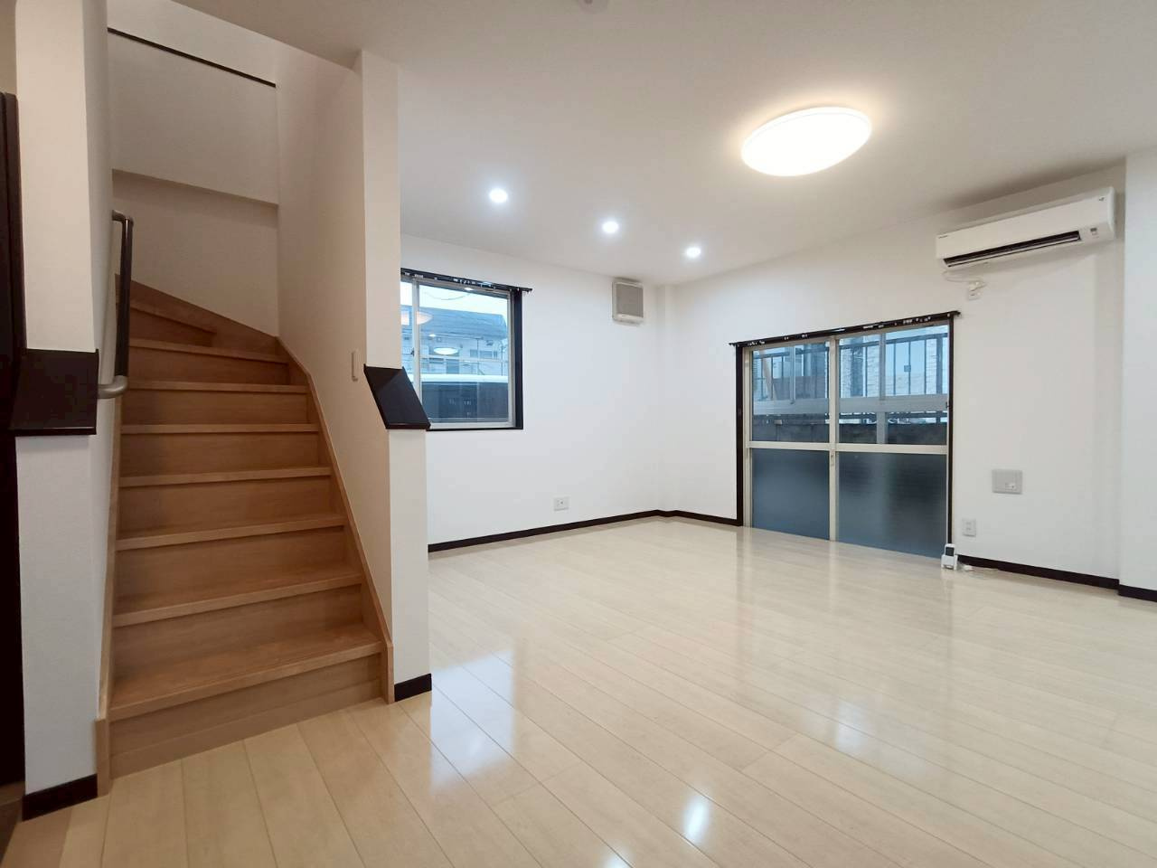 三郷市　戸ケ崎2丁目　中古戸建の居間・リビング|こちらの居間で趣味の時間をお楽しみください