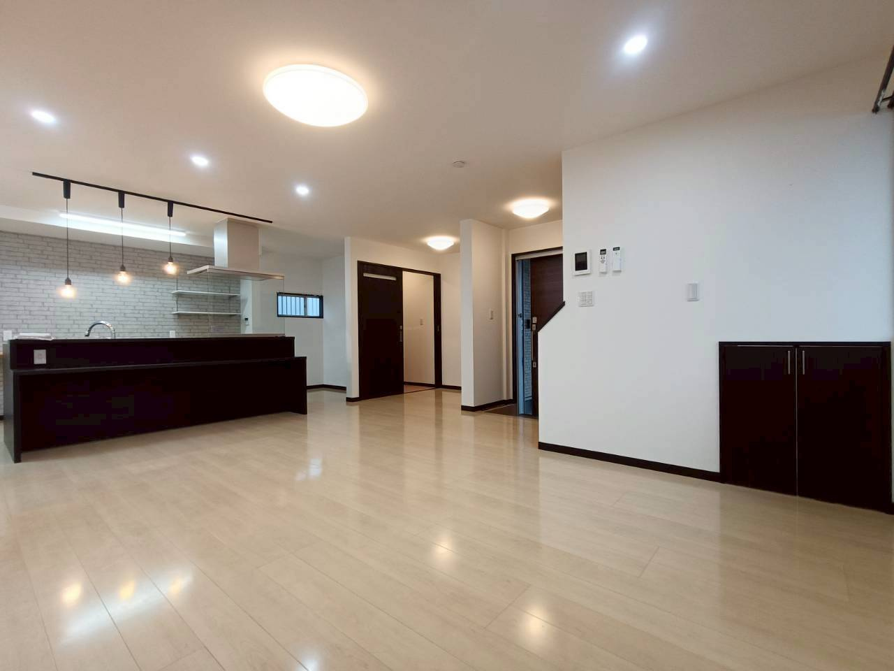 三郷市　戸ケ崎2丁目　中古戸建の居間・リビング|広々としたリビングは友人が集まっても楽しめる広さです