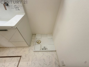 洗濯物の仕分け作業がしやすく、整理整頓が容易になります。洗濯音や湿気を他の部屋に持ち込まず、生活環境を快適に保ちます。上部を活用すれば収納スペースを確保でき洗剤や洗濯用品の整理もしやすくなります。