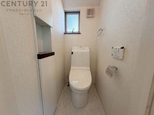 温水洗浄便座付トイレは温水洗浄機能により、暖かい水でおしりを洗浄することができ、冷たい水を使う従来の便座に比べ、温水洗浄機能で暖かいトイレを提供し、快適な使用を可能にします。