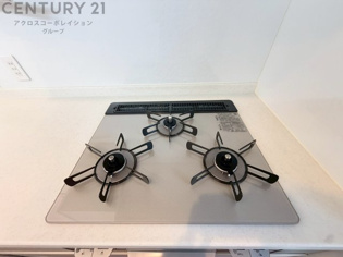 多数の調理器具を同時に使用でき、料理の効率化が可能。省エネで節約になり、様々な料理スタイルに適応できます。また、火力調整が独立しており、手入れや掃除もしやすく、今よりもっとお料理が楽しくなるかも。