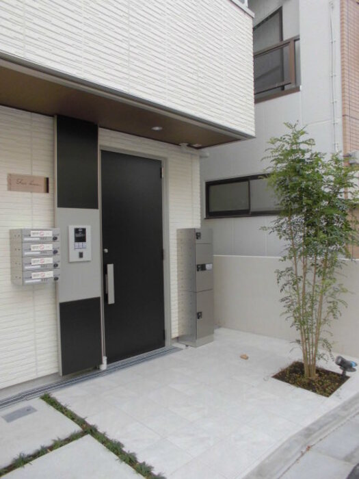 フェアハウスのエントランス