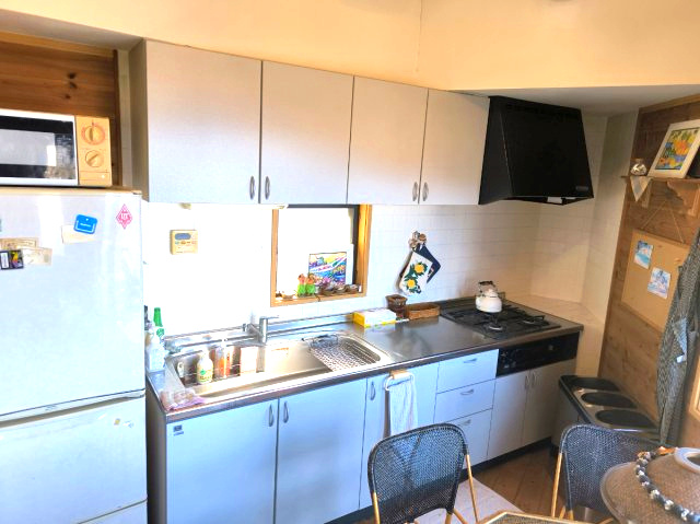 海見え！リビングから富士山・海を臨む秘密基地のキッチン|キッチン