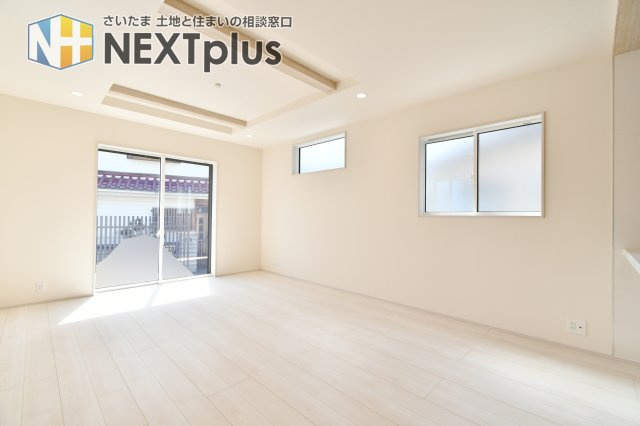 蓮田市馬込2丁目　全1棟の居間・リビング|17帖のゆとりあるLDKは、南東側からの光が差し込む明るい空間。お洒落な折上天井が室内に開放感と奥行きをもたらし、家族が自然と集まりたくなるような洗練された居心地の良さを演出します。
