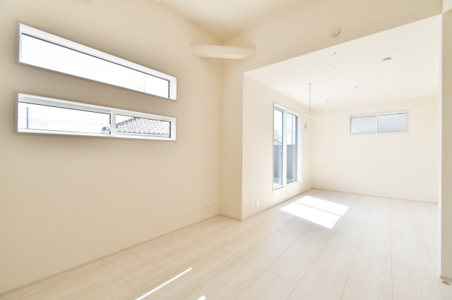 蓮田市馬込2丁目　全1棟の洋室|洋室①：南向きの窓から心地よい光が注ぐ6帖の主寝室。ダブルベッドを置いてもゆとりがあり、バルコニーへも直接出られる開放的な設計です。室内物干し付きで、共働き世帯の洗濯悩みも解決します。