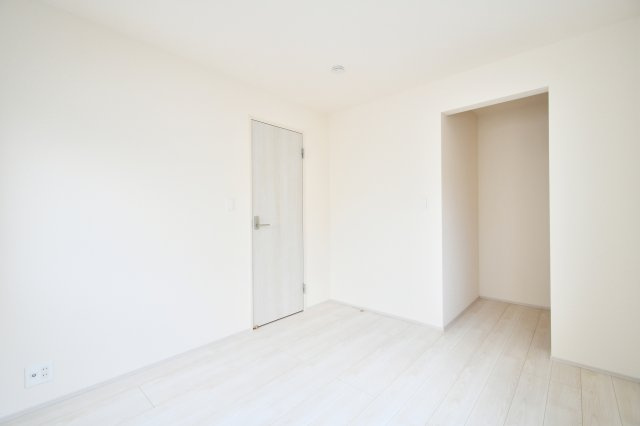 蓮田市馬込2丁目　全1棟の洋室|洋室②：5.25帖洋室に隣接する大容量のウォークインクローゼット。ハンガーパイプと枕棚が設置されており、衣類から季節物まで機能的に収納可能です。居住空間を常に美しく保つための心強い味方となります。