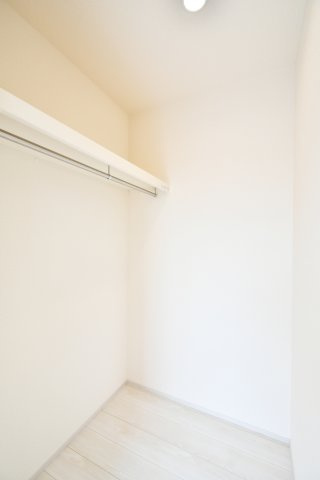 蓮田市馬込2丁目　全1棟の収納|枕棚とハンガーパイプを備えた、収納力のあるウォークインクローゼット。洋服だけでなく、季節物の家電やスーツケースもスッキリ収まります。居住空間を広く保ち、毎日の整頓を賢くサポートする設計です。