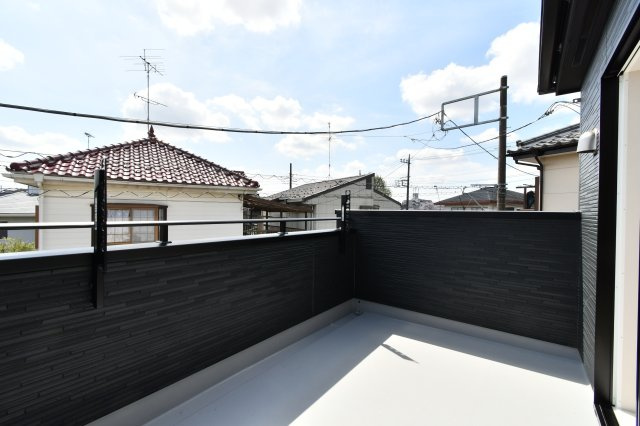 蓮田市馬込2丁目　全1棟のバルコニー|洗濯物や布団もゆったり干せる広さを確保したバルコニー。空が広く感じられる開放的な眺めで、晴れた日は家事はもちろん、気分転換にも心地よい空間です。