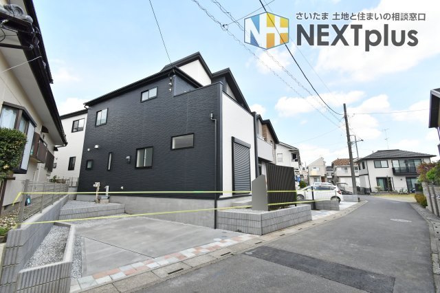 蓮田市馬込2丁目　全1棟の前面道路含む現地写真|前面道路は見通しの良い落ち着いた街並みで、車の出し入れや毎日の移動もスムーズ。周辺は低層住宅が整い、穏やかな住環境の良さを現地で実感できます。