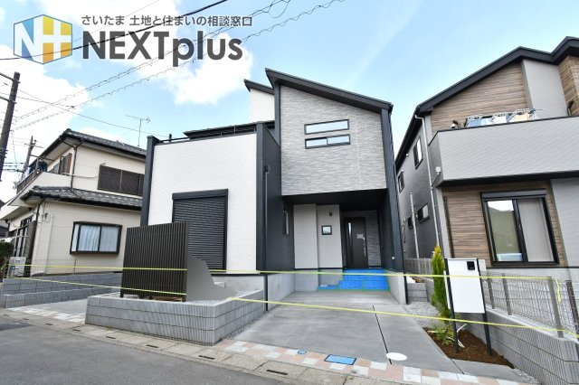 蓮田市馬込2丁目　全1棟の外観|モノトーンを基調に異素材を組み合わせた洗練された外観デザイン。街並みに映える存在感と、ビルトインガレージが叶える機能性を兼ね備えた一邸です。