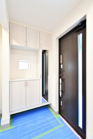 蓮田市馬込2丁目　全1棟の玄関|スマートキー採用の断熱ドアが家族を優しく迎えます。姿見付きの玄関収納は、お出かけ前の身だしなみチェックにおすすめ。小窓からの採光が明るく清潔感のある玄関空間を演出します。