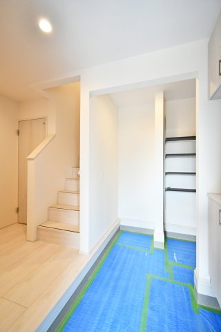 蓮田市馬込2丁目　全1棟の玄関|ベビーカーやアウトドア用品もそのまま片付く広々とした土間収納。可動棚付きで、散らかりがちな玄関周りもスッキリ保持。リビングへ向かう動線上にあり、出し入れもスムーズな機能的な設計です。