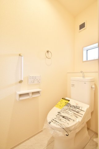 蓮田市馬込2丁目　全1棟の前面道路含む現地写真|【暮らしを彩る充実の周辺施設】 徒歩圏内にスーパーやコンビニ、ドラッグストアが揃う、生活利便性に優れたエリア。駅まで徒歩11分というアクセスをぜひ現地で歩いて体感してください。