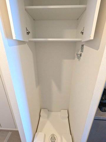プライムメゾン入谷の設備|洗濯機置場、お手入れしやすい様に手前中央に配置し足高の防水パンです