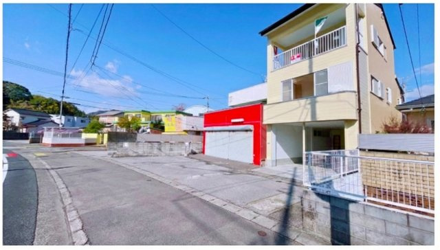 高知市瀬戸西町　中古一戸建ての前面道路含む現地写真|前面道路広く、出入りしやすい立地