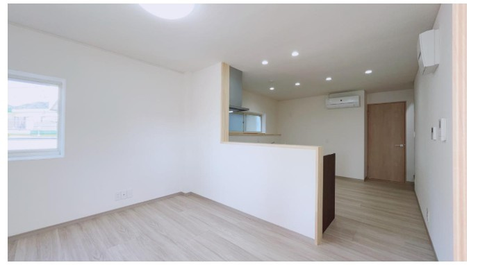 高知市瀬戸西町　中古一戸建ての居間・リビング|光が広がる、すっきり開放的なLDK空間