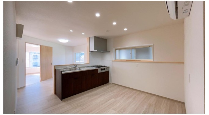 高知市瀬戸西町　中古一戸建てのキッチン|ゆとりある広さで使いやすい対面キッチン