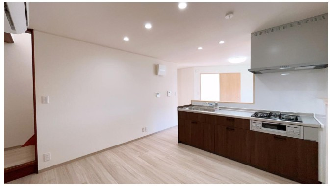 高知市瀬戸西町　中古一戸建てのキッチン|視界が抜ける、すっきりとしたLDK空間